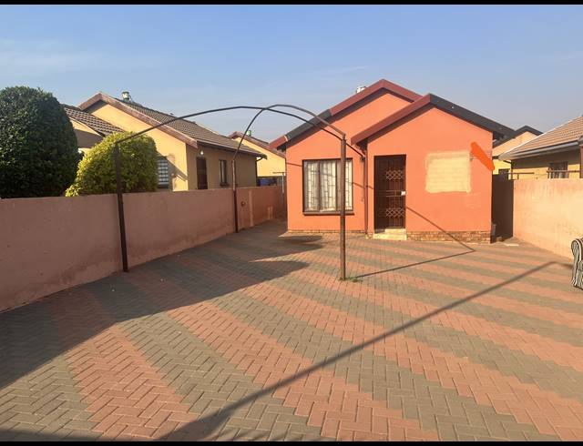 2 BEDROOM FREEHOLD FOR SALE IN SOSHANGUVE VV